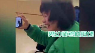 男幼师考核现场大秀舞姿，过于可爱把台下女老师笑哭-行业天花板。