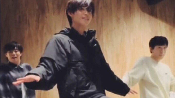อารมณ์ของคุณแตกต่างออกไปเมื่อคุณเต้น วันนี้คือ Dancer Riya! - -