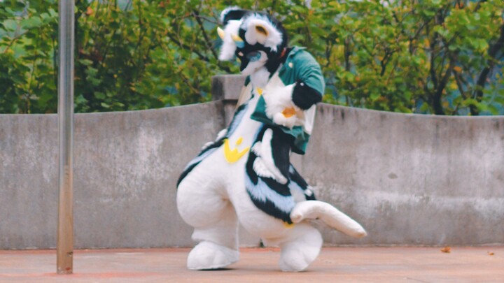 Whose body double is this, chilling with the gangsters by the roadside?