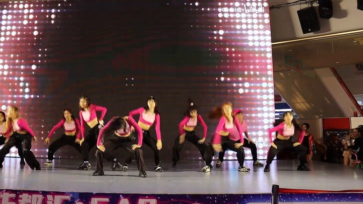 Bản cover mạnh mẽ của Guanghai T-Mix Crew cho bản phối lại hit Whistle của Blackpink