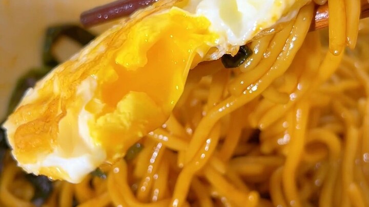 Nửa đêm đói tỉnh giấc, một bát mì vào bụng là ngon đến mức ngây ngất luôn.