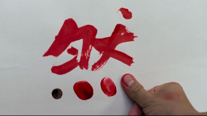 Trên mặt đất có năm khẩu súng mà bạn không nhặt, sao lại lên mái nhà tìm súng?