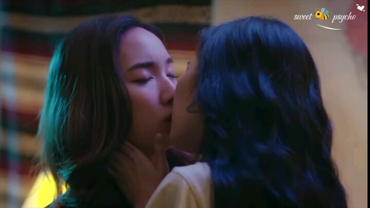 CrisAmm's 1st kiss 😘