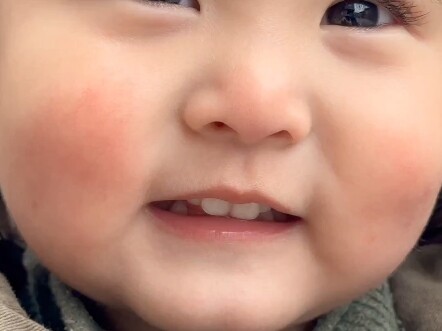 原来小孩尴尬的时候也会转移话题呀～