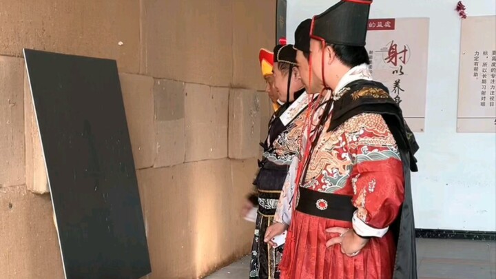 Mọi người muốn vào nhà máy nào?