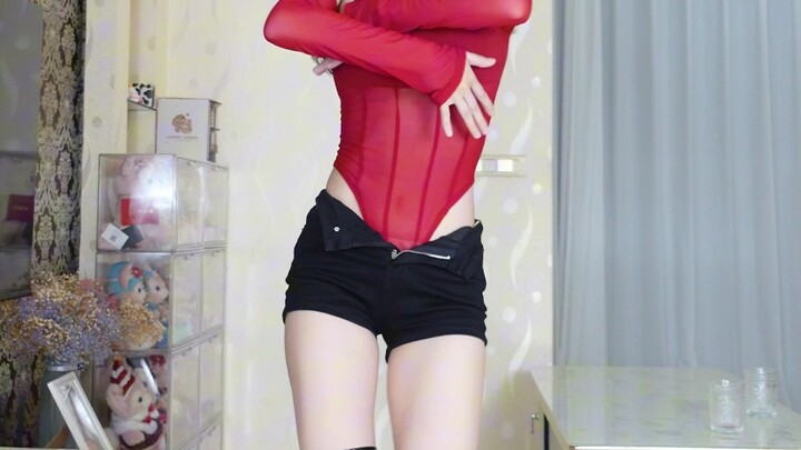 อัพดาวน์ บอดี้สูทสีแดงเปิดไหล่ฉลุลายรัดรูป รองเท้าบูทยาวคลุมเข่าส้นสูง