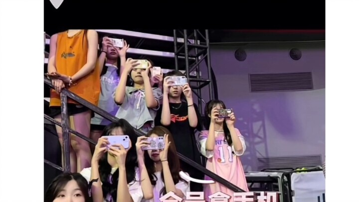 Rehearsal Ju Jingyi, semua orang memegang ponsel | Dari akun resmi Douyin CKG48 | “Kontrak ini benar