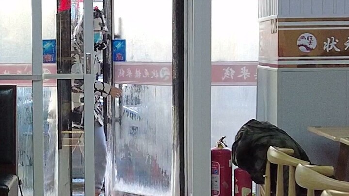 用女声去米线店调戏店员