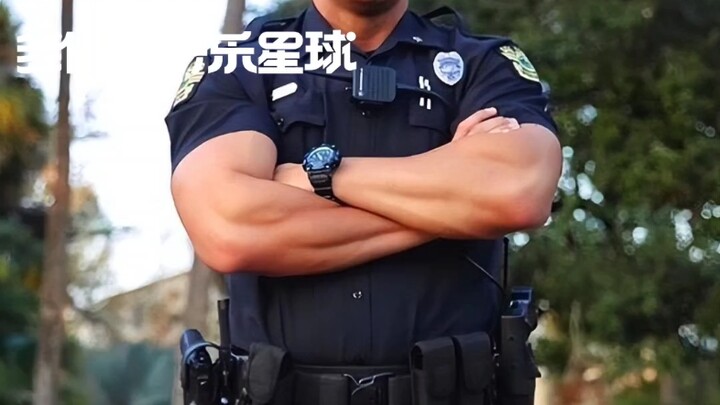 เฮ้ เพื่อนชาวจีนที่รักทุกคน ฉันคือเจ้าหน้าที่ตำรวจจากกองบังคับการไมอามี สหรัฐอเมริกา พวกคุณเรียกฉันว