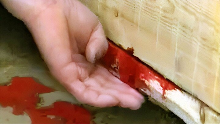 Divine Healer Hua Tuo sees bright red blood seeping from a coffin being lowered into the ground—and 