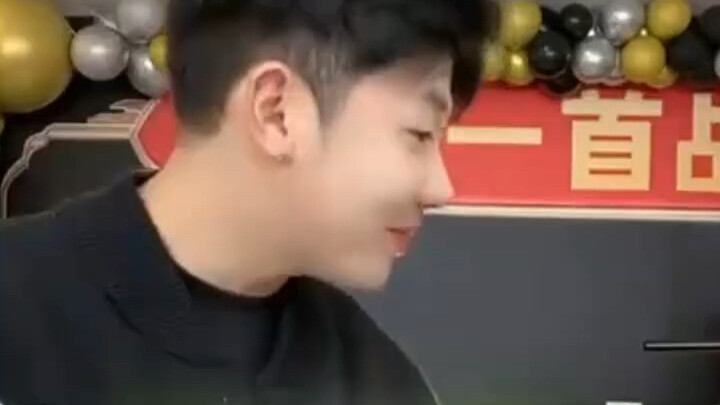 แฟนคลับแอนตี้ถูกรางวัล โดนหมู่หัวเหลืองเล่นจนตาชั้นเดียวกลายเป็นตาสองชั้นไปแล้ว #ไลฟ์สดหมู่หัวเหลือง