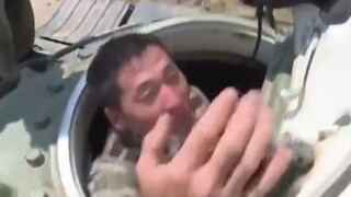 Được Cộng hòa phong làm Kỵ sĩ Cuồng nộ, cái này còn oai hơn cả Huân chương Chiến công Hạng Nhì nhiều