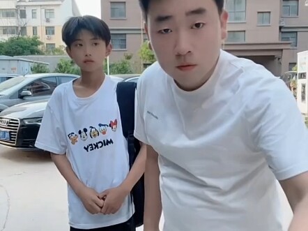 Kumpulan video lucu ayah dan anak 2 – Anak bungsu: Aaaa, jangan lompat!