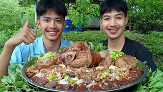 ก๋วยจั๊บหมูตุ๋นขาใหญ่ๆ กินแบบอิ่มๆกันเลยครับ.