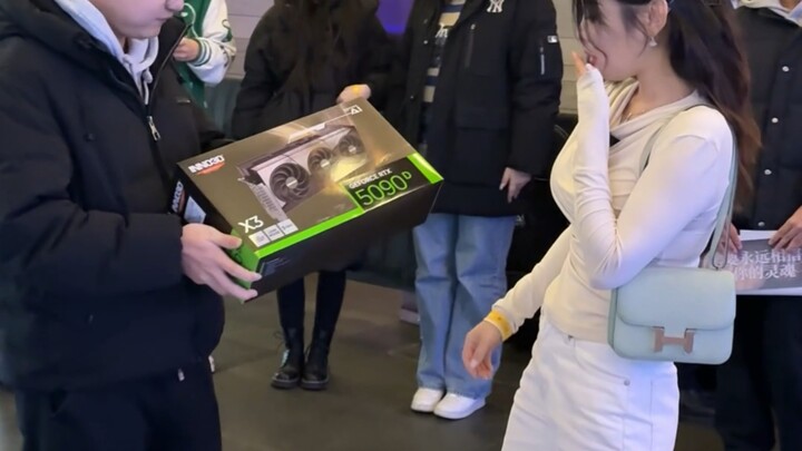 谢谢粉丝送Doinb的5090D，助我做LPL赛场最靓的女😉