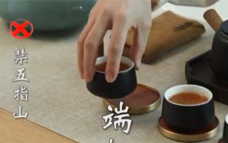 Serving tea to guests is an art in itself and leaves a perfect impression.