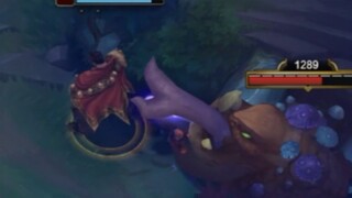 Encountering Teemo's support, Graves abandoned the jungle and fled