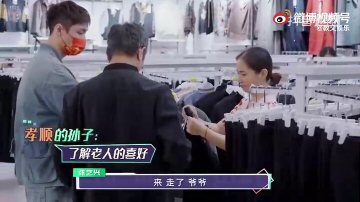 زانغ يي شينغ يصطحب جده إلى المركز التجاري لشراء الملابس، ويقول لجده كذبًا: "هذا المكان استأجروه بالك