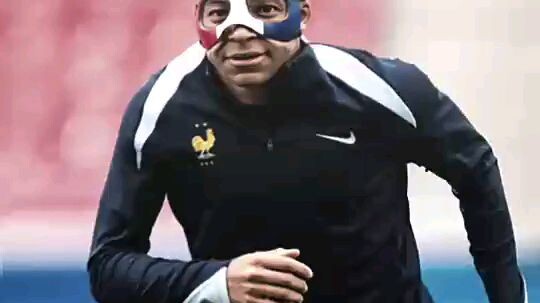 mbappe bertopeng