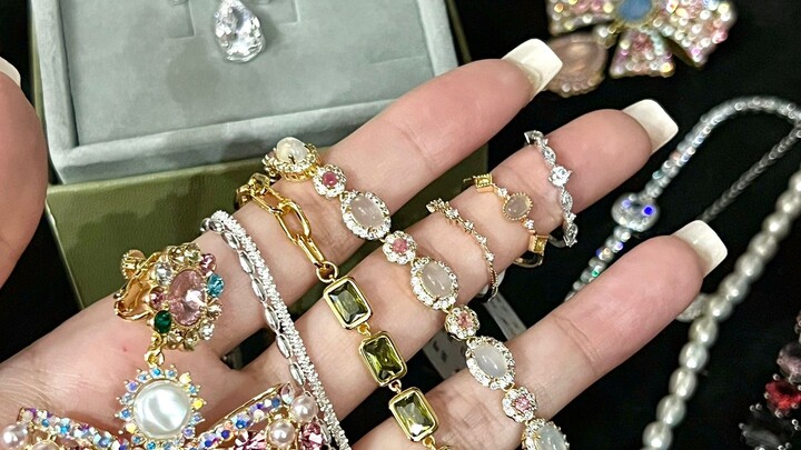 Kakaknya kaya banget, tapi suka pamer; kelihatannya mahal, padahal perhiasan berharga terjangkau—ber