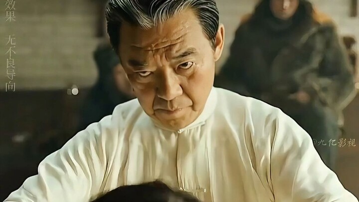 رجلٌ شرس يقضم اللحم النيء، لكن المفاجأة أنهم انتهى به الأمر يُباع على أنه لحم خنزير!