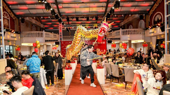 Rehearsing for 10 minutes—will the dragon dance at the company's annual party fall apart!?