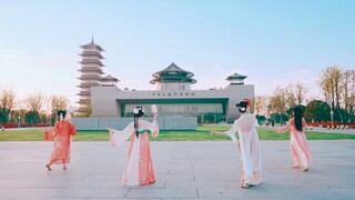 This is the kind of museum where you can dance at the door!!