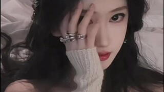 الرجل الأول في القائمة لم يتكلم، بل ظل يُظهر مواهبه بلا توقف.
