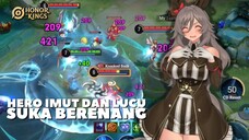 Hero imut ini suka berenang