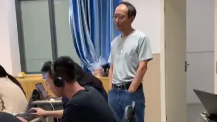 "أستاذ، شوف بسرعة، أنا ياسو جبار!"