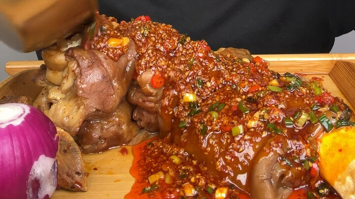 Let’s have some piping-hot beef trotters to quench our thirst.