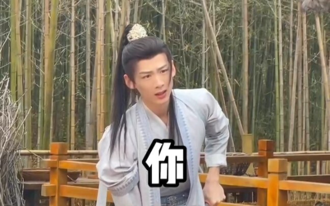 “Love Between Fairy and Devil” behind-the-scenes: Bai Jingting chops wood with an axe, getting more 