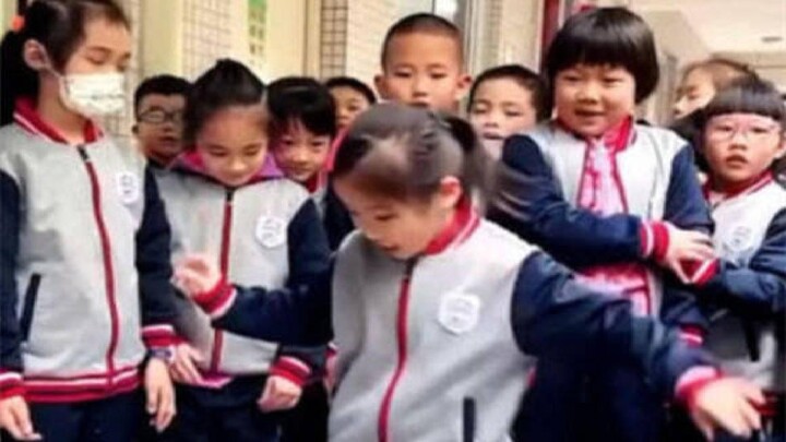 Gadis kelas satu menari untuk teman-temannya di waktu istirahat, membuat semua orang terkesima; vide