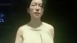 再也不在人来人往的人行道上拍视频了，为了怕影响他们肖像权，也怕他们入侵太明显，等一波波走过，但我拍视频也不能一遍过，就拍了一个后等一波人走过又重拍，我耽搁了人行