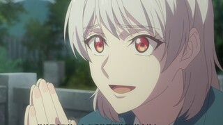 “短发红雪终于笑了，这颜值💕简直绝了...”