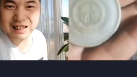 المذيع الخبير يلتقي بالعم من فريق كنوز الوطن، وبعد أن يُحدِّد القطعة على أنها زيف من النحاس الأبيض، 