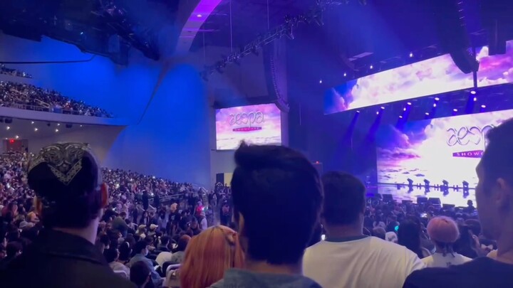 Ai bảo showcase của aespa tại Mỹ bán không được vé hả?