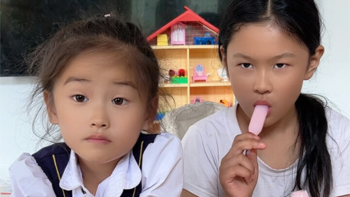 Permainan interaktif orang tua-anak, si kakak jahil tidak mau memberi adik perempuan es loli