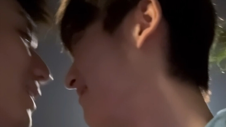 Hôm đó em lén giơ điện thoại lên quay, không ngờ anh ấy lại nghiêm túc đến thế!