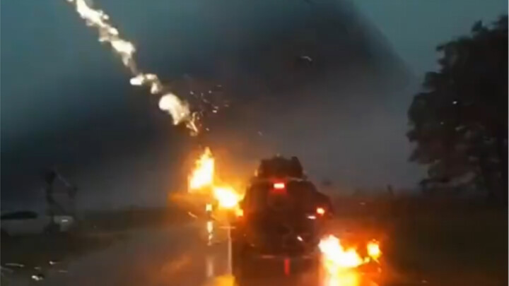 هذا مخاطرة كبيرة جدًا، لحسن الحظ الله مش متواجد في العمل اليوم!