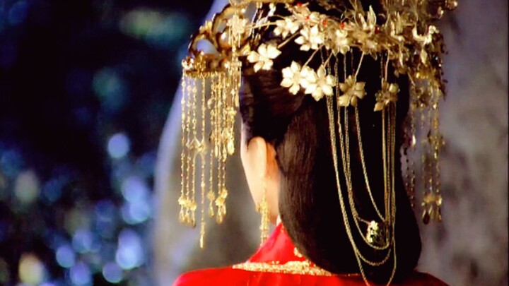 Astaga! Baru aku sadar, saat dia tidak memerankan wanita jahat, dia benar-benar cantik luar biasa!!!