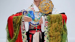 This is the traditional Chinese costume show! Instead of being neither Chinese nor foreign, but also