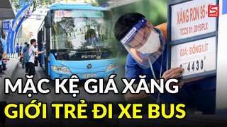 Mặc kệ giá xăng liên tục tăng, nhiều người trẻ chuyển sang đi... xe buýt