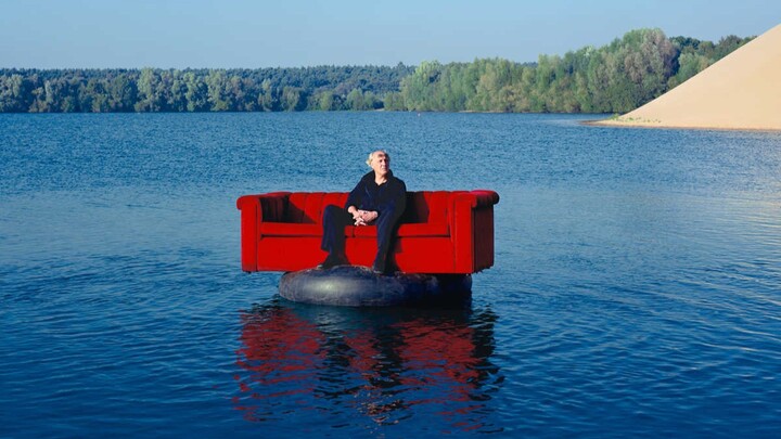 Ông đã dành 44 năm, mang theo một chiếc ghế sofa màu đỏ, rong ruổi khắp thế giới, chỉ để chụp cho đạ