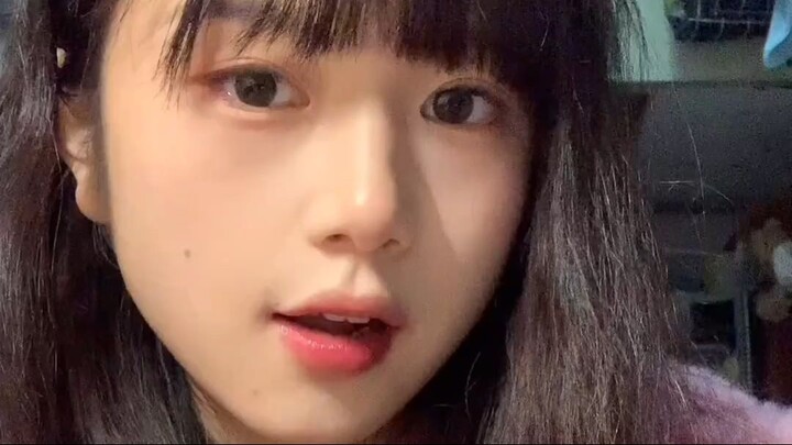 Mua cơm từ nhà ăn của trường Đại học về ký túc xá