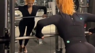 疯了吧！Somi健身房身材！