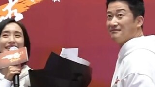 Wu Jing recreates the famous flower-giving scene in "The Wandering Earth 2", and the last audience m
