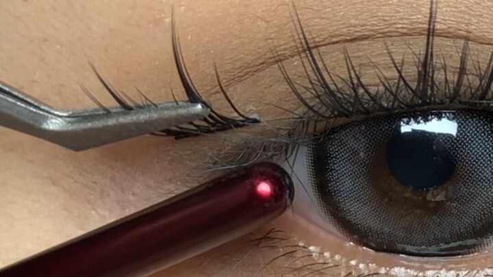 Now you can clearly see where to apply the lashes so they don’t look obvious, right?