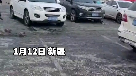 Pria berlari kecil, tapi tiba-tiba angin sangat kencang hingga semua uang di sakunya tertiup pergi.