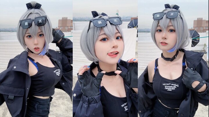 Queen, silver wolf card, but with a big balcony like a Shanghai auntie’s
